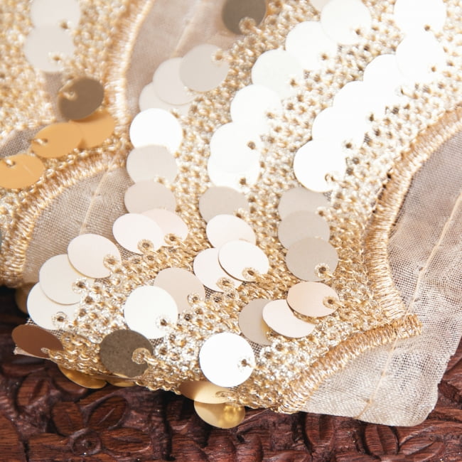 チロリアンテープ　メーター売 - 輝くスパンコールと美しい金糸〔幅:約6cm〕 4 - 別の角度から