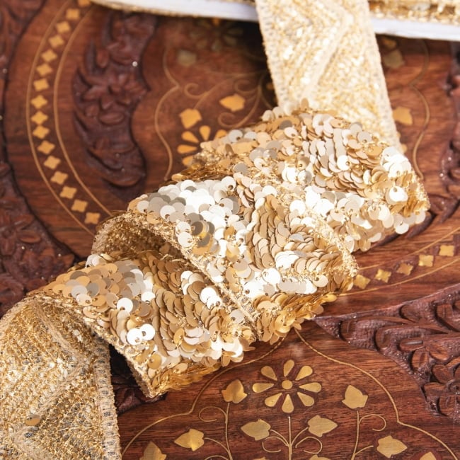 チロリアンテープ　メーター売 - 輝くスパンコールと美しい金糸〔幅:約3.8cm〕 2 - 他にはないとても素敵な雰囲気