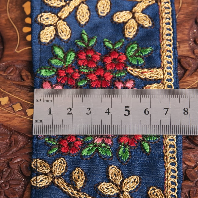 チロリアンテープ　メーター売 - 金糸が美しい　更紗模様のゴータ刺繍〔幅:約7.5cm〕 6 - 横幅はこのようになります