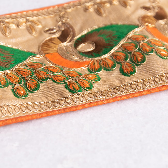 〔各色あり〕チロリアンテープ　メーター売 - 金糸が美しい　孔雀模様のゴータ刺繍〔幅:約10cm〕 4 - 別の角度から