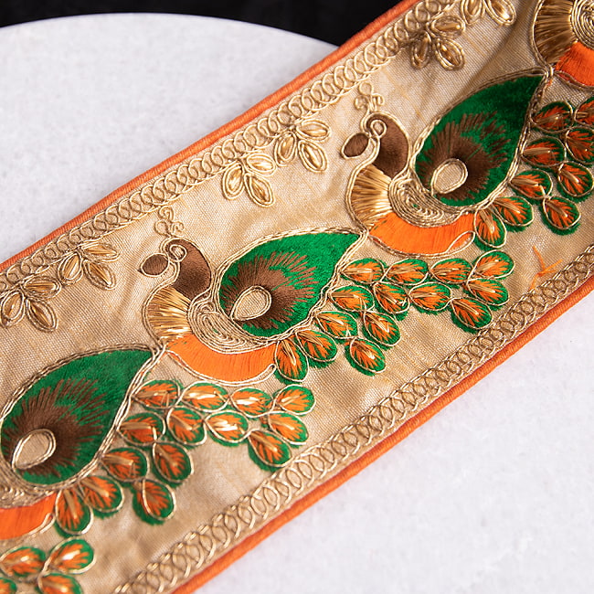 〔各色あり〕チロリアンテープ　メーター売 - 金糸が美しい　孔雀模様のゴータ刺繍〔幅:約10cm〕の写真1枚目です。インドではサリーの飾り付けなどに使われています。衣服以外にも、バッグやカーテンなどなど、様々な用途にご使用いただけます。Gota embroidery,刺繍,更紗,ラジャスタン,チロリアンテープ,手芸,花柄,エスニック,リボン,チロルテープ,手芸テープ,手芸用品