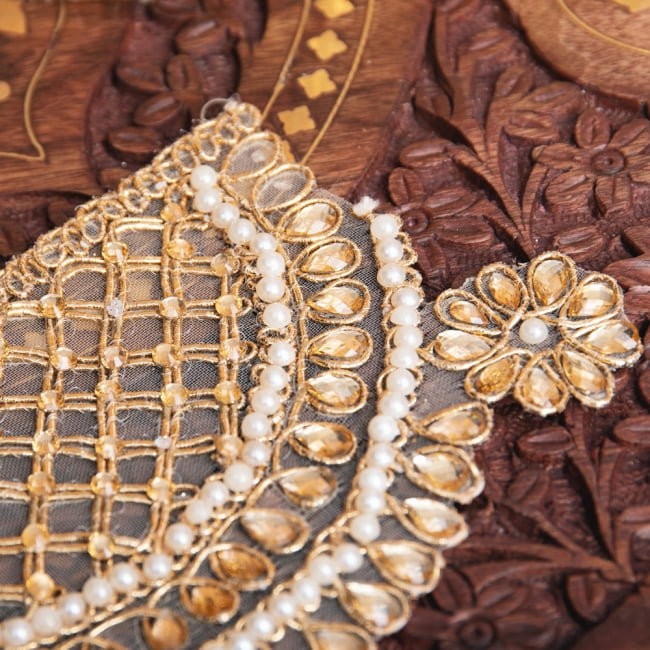 チロリアンテープ　メーター売 - 金糸が美しい　更紗模様のゴータ刺繍〔幅:約8.3cm〕 4 - 別の角度から