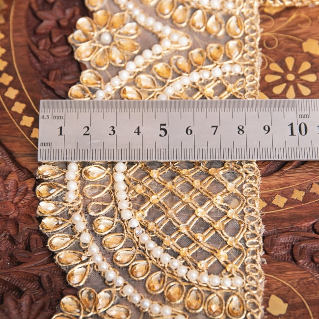 チロリアンテープ　メーター売 - 金糸が美しい　更紗模様のゴータ刺繍〔幅:約8.3cm〕 6 - 横幅はこのようになります