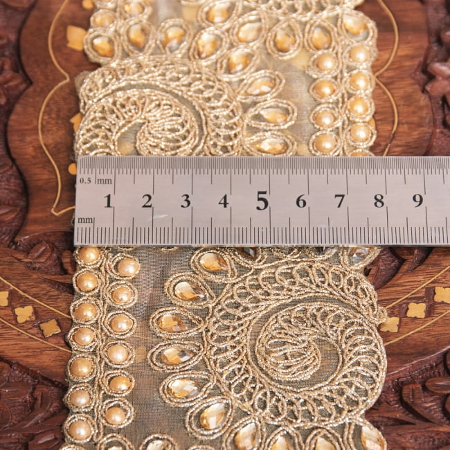 チロリアンテープ　メーター売 - 金糸が美しい　更紗模様のゴータ刺繍〔幅:約7.5cm〕 6 - 横幅はこのようになります