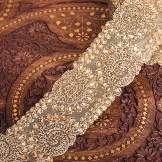 チロリアンテープ　メーター売 - 金糸が美しい　更紗模様のゴータ刺繍〔幅:約7.5cm〕の写真1枚目です。インドではサリーの飾り付けなどに使われています。衣服以外にも、バッグやカーテンなどなど、様々な用途にご使用いただけます。Gota embroidery,刺繍,更紗,ラジャスタン,チロリアンテープ,手芸,花柄,エスニック,リボン,チロルテープ,手芸テープ,手芸用品