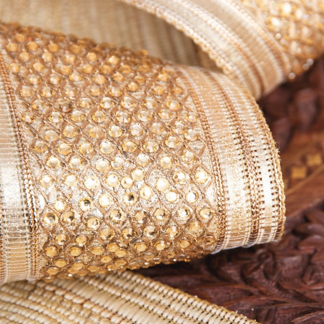 チロリアンテープ　メーター売 - 金糸が美しい　更紗模様のゴータ刺繍〔幅:約9.5cm〕 4 - 別の角度から