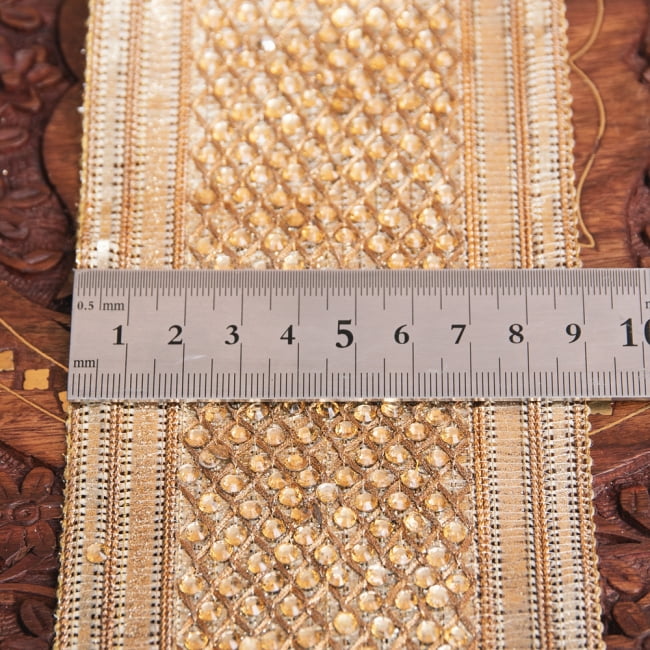 チロリアンテープ　メーター売 - 金糸が美しい　更紗模様のゴータ刺繍〔幅:約9.5cm〕 6 - 横幅はこのようになります