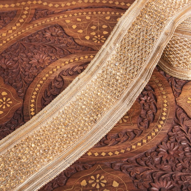 チロリアンテープ　メーター売 - 金糸が美しい　更紗模様のゴータ刺繍〔幅:約9.5cm〕の写真1枚目です。インドではサリーの飾り付けなどに使われています。衣服以外にも、バッグやカーテンなどなど、様々な用途にご使用いただけます。Gota embroidery,刺繍,更紗,ラジャスタン,チロリアンテープ,手芸,花柄,エスニック,リボン,チロルテープ,手芸テープ,手芸用品