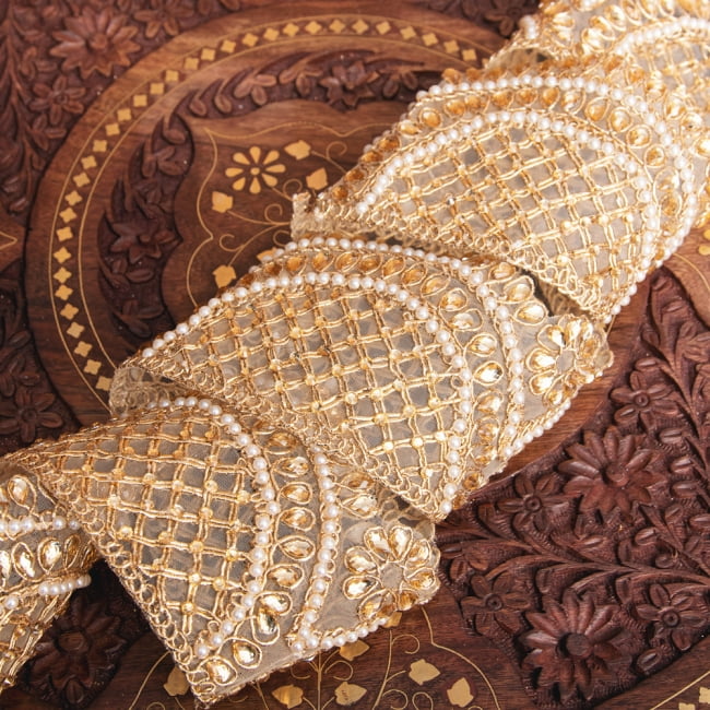 チロリアンテープ　メーター売 - 金糸が美しい　更紗模様のゴータ刺繍〔幅:約8.5cm〕 2 - 他にはないとても素敵な雰囲気