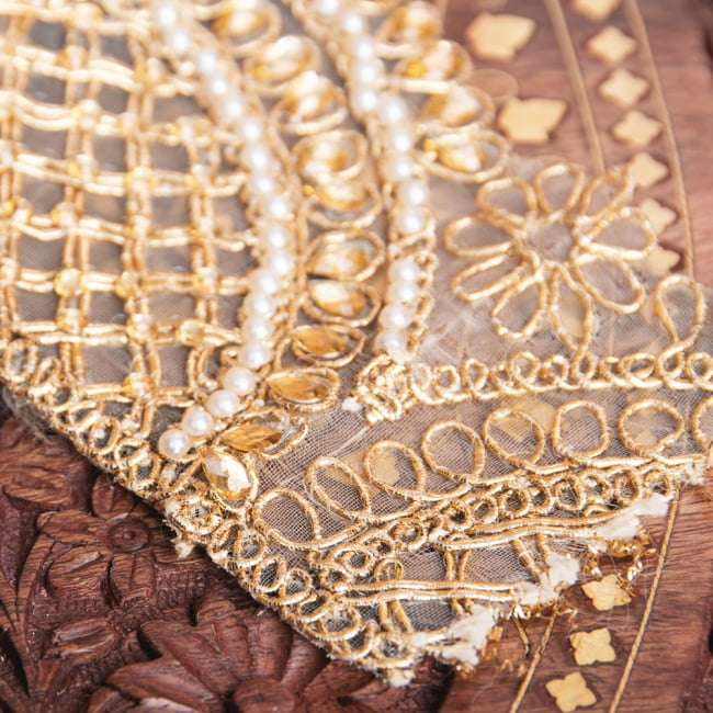 チロリアンテープ　メーター売 - 金糸が美しい　更紗模様のゴータ刺繍〔幅:約8.5cm〕 4 - 別の角度から