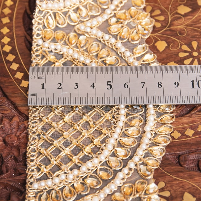 チロリアンテープ　メーター売 - 金糸が美しい　更紗模様のゴータ刺繍〔幅:約8.5cm〕 6 - 横幅はこのようになります