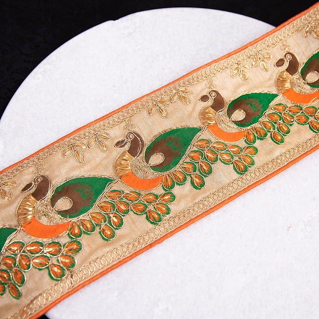 チロリアンテープ - ロール売 【極太幅9.8cm】 - 孔雀模様のゴータ刺繍の写真1枚目です。光沢のある刺繍糸がふんだんに使われていますチロルテープ,手芸,チロリアンテープ,手芸用品,ゴータ刺繍,