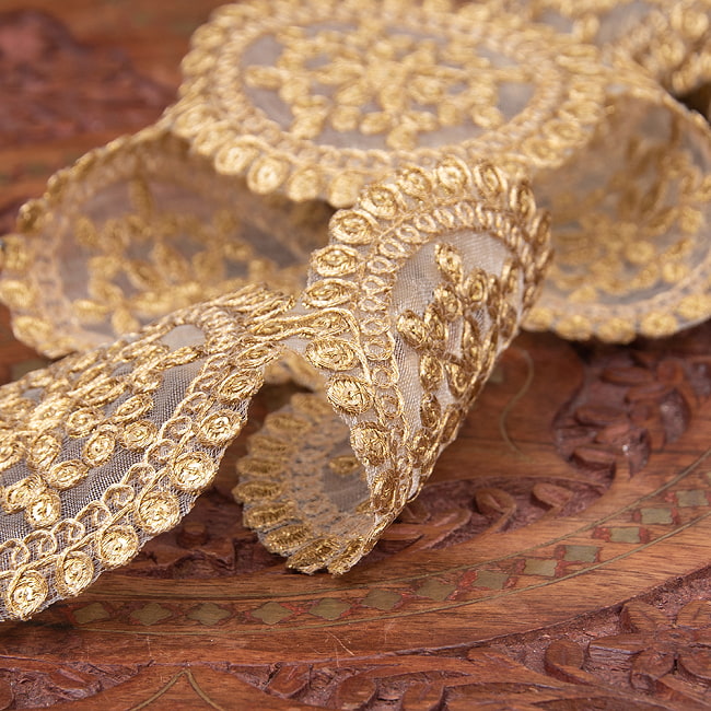 チロリアンテープ　メーター売 - 金糸が美しい　更紗模様のゴータ刺繍〔幅:約7.5cm〕 - 曼荼羅 4 - 別の角度から