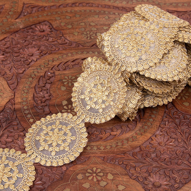 チロリアンテープ　メーター売 - 金糸が美しい　更紗模様のゴータ刺繍〔幅:約7.5cm〕 - 曼荼羅の写真1枚目です。インドではサリーの飾り付けなどに使われています。衣服以外にも、バッグやカーテンなどなど、様々な用途にご使用いただけます。Gota embroidery,刺繍,更紗,ラジャスタン,チロリアンテープ,手芸,花柄,エスニック,リボン,チロルテープ,手芸テープ,手芸用品