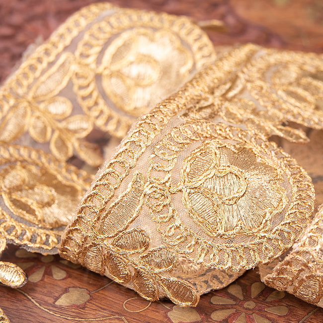 チロリアンテープ メーター売 - 金糸が美しい 更紗模様のゴータ刺繍〔幅:約5cm〕 - 花園 4 - 別の角度から