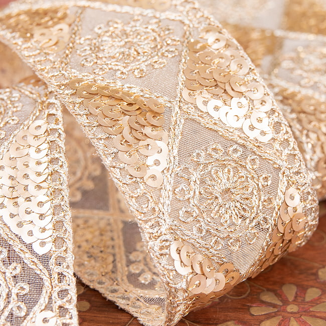 チロリアンテープ　メーター売 - 金糸が美しい　更紗模様のゴータ刺繍〔幅:約4.5cm〕 - シャンパン 2 - 拡大写真です