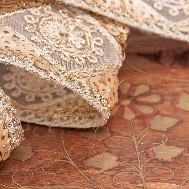 チロリアンテープ　メーター売 - 金糸が美しい　更紗模様のゴータ刺繍〔幅:約4.5cm〕 - シャンパン 4 - 別の角度から