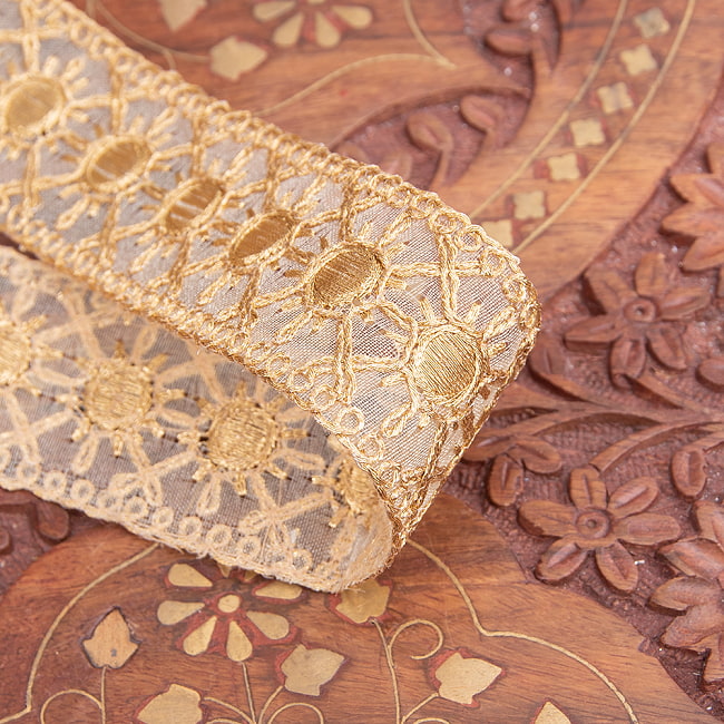 チロリアンテープ　メーター売 - 金糸が美しい　更紗模様のゴータ刺繍〔幅:約3.5cm〕 - 太陽 2 - 拡大写真です