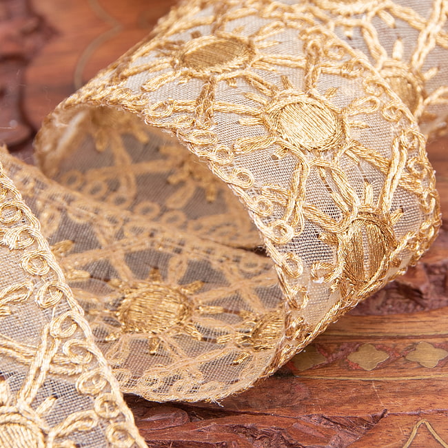 チロリアンテープ　メーター売 - 金糸が美しい　更紗模様のゴータ刺繍〔幅:約3.5cm〕 - 太陽 4 - 別の角度から
