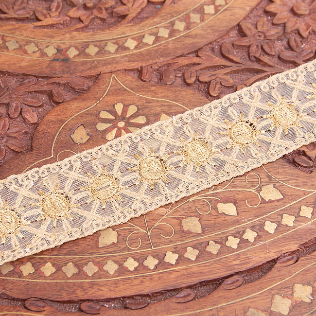 チロリアンテープ　メーター売 - 金糸が美しい　更紗模様のゴータ刺繍〔幅:約3.5cm〕 - 太陽 5 - 裏面はこのようになっております