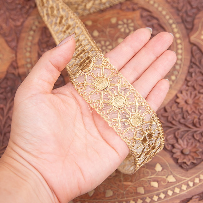 チロリアンテープ　メーター売 - 金糸が美しい　更紗模様のゴータ刺繍〔幅:約3.5cm〕 - 太陽 6 - 手にとってみました