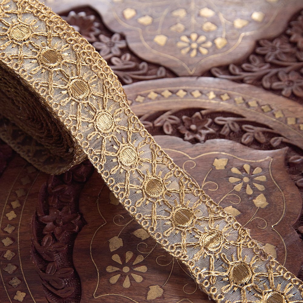 チロリアンテープ　メーター売 - 金糸が美しい　更紗模様のゴータ刺繍〔幅:約3.5cm〕 - 太陽1枚目の説明写真です