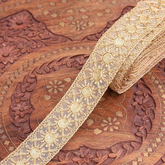 チロリアンテープ　メーター売 - 金糸が美しい　更紗模様のゴータ刺繍〔幅:約3.5cm〕 - 太陽の写真Gota embroidery,刺繍,更紗,ラジャスタン,チロリアンテープ,手芸,花柄,エスニック,リボン,チロルテープ,手芸テープ,手芸用品