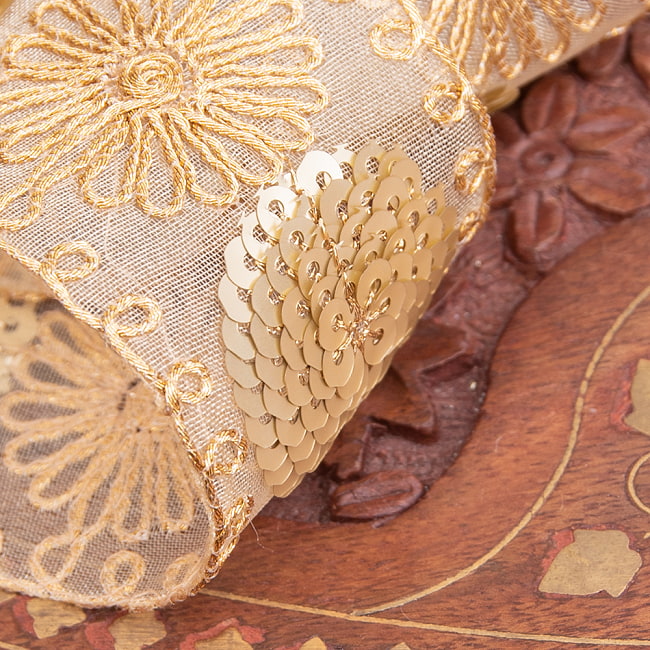 チロリアンテープ　メーター売 - 金糸が美しい　更紗模様のゴータ刺繍〔幅:約4.5cm〕 - ひまわり 4 - 別の角度から