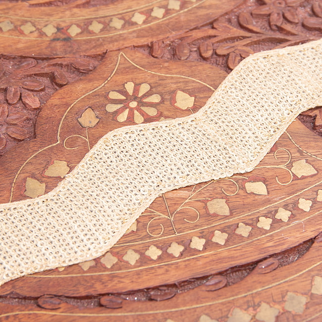 チロリアンテープ　メーター売 - 金糸が美しい　更紗模様のゴータ刺繍〔幅:約3cm〕 - 波 5 - 裏面はこのようになっております