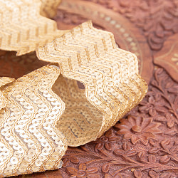 〔メーター売り〕チロリアンテープ　メーター売 - 金糸が美しい　更紗模様のゴータ刺繍〔幅:約6cm〕 - さざ波 - サブ4