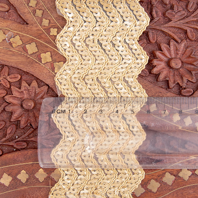 チロリアンテープ　メーター売 - 金糸が美しい　更紗模様のゴータ刺繍〔幅:約6cm〕 - さざ波 7 - 横幅はこのようになります