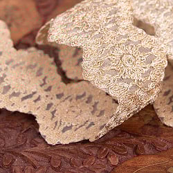 〔メーター売り〕チロリアンテープ　メーター売 - 金糸が美しい　更紗模様のゴータ刺繍〔幅:約5.5cm〕 - ヘキサゴン - サブ4