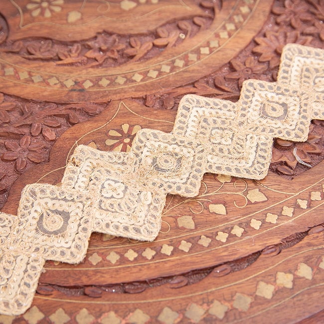 チロリアンテープ　メーター売 - 金糸が美しい　更紗模様のゴータ刺繍〔幅:約6cm〕 - ジオメトリック 5 - 裏面はこのようになっております