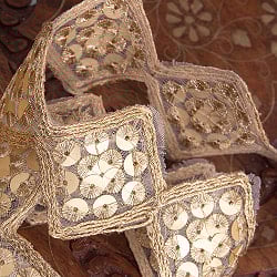 【各色あり】〔メーター売り〕 チロリアンテープ　メーター売 - 金糸が美しい　更紗模様のゴータ刺繍〔幅:約5cm〕 - ダイヤ - サブ2