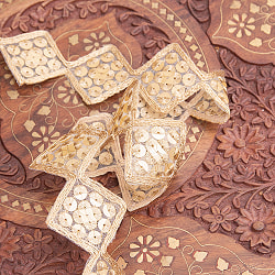 【各色あり】〔メーター売り〕 チロリアンテープ　メーター売 - 金糸が美しい　更紗模様のゴータ刺繍〔幅:約5cm〕 - ダイヤ - サブ3