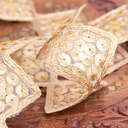 【各色あり】〔メーター売り〕 チロリアンテープ　メーター売 - 金糸が美しい　更紗模様のゴータ刺繍〔幅:約5cm〕 - ダイヤ - サブ4