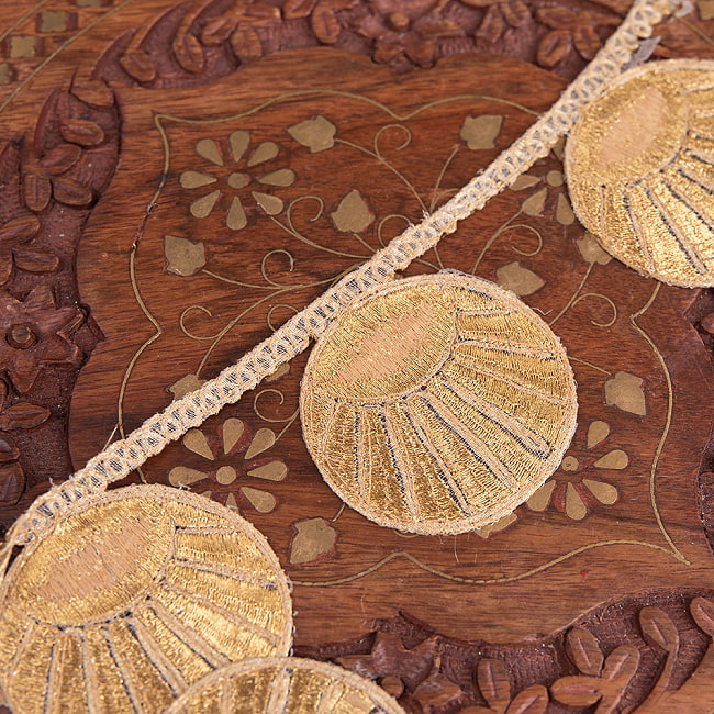 チロリアンテープ　メーター売 - 金糸が美しい　更紗模様のゴータ刺繍〔幅:約5cm〕 - 日の出 5 - 裏面はこのようになっております