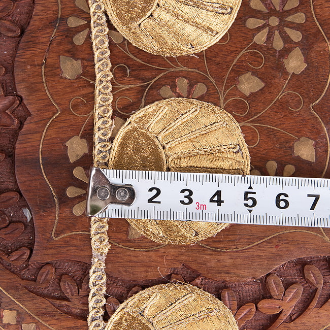 チロリアンテープ　メーター売 - 金糸が美しい　更紗模様のゴータ刺繍〔幅:約5cm〕 - 日の出 7 - 横幅はこのようになります