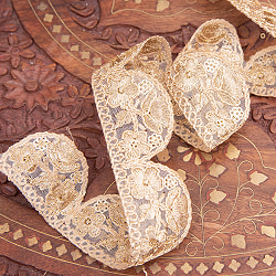 【各色あり】〔メーター売り〕 チロリアンテープ　メーター売 - 金糸が美しい　更紗模様のゴータ刺繍〔幅:約3.5cm〕 - 庭園 - サブ3