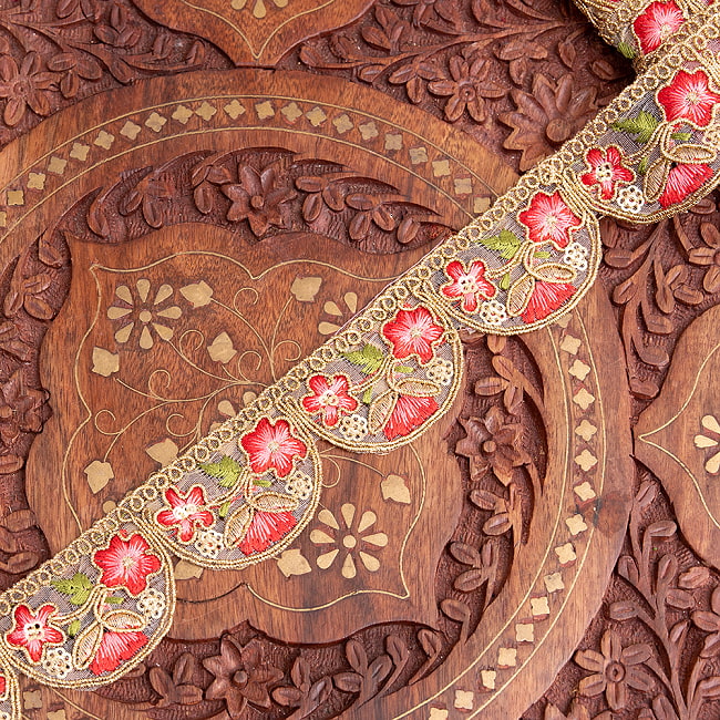 【各色あり】 チロリアンテープ　メーター売 - 金糸が美しい　更紗模様のゴータ刺繍〔幅:約3.5cm〕 - 庭園 9 - 2：レッド