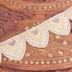 〔メーター売り〕チロリアンテープ　メーター売 - 金糸が美しい　更紗模様のゴータ刺繍〔幅:約4cm〕 - 鱗 - サブ5