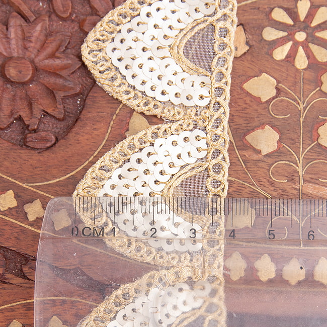 チロリアンテープ　メーター売 - 金糸が美しい　更紗模様のゴータ刺繍〔幅:約4cm〕 - 鱗 7 - 横幅はこのようになります