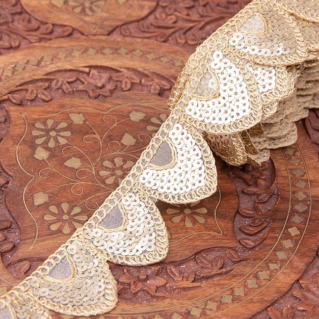 チロリアンテープ　メーター売 - 金糸が美しい　更紗模様のゴータ刺繍〔幅:約4cm〕 - 鱗の写真1枚目です。インドではサリーの飾り付けなどに使われています。衣服以外にも、バッグやカーテンなどなど、様々な用途にご使用いただけます。Gota embroidery,刺繍,更紗,ラジャスタン,チロリアンテープ,手芸,花柄,エスニック,リボン,チロルテープ,手芸テープ,手芸用品