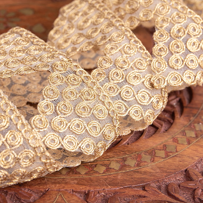 チロリアンテープ　メーター売 - 金糸が美しい　更紗模様のゴータ刺繍〔幅:約5cm〕 - トライアングル 2 - 拡大写真です