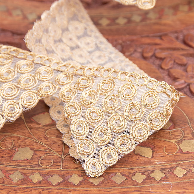 チロリアンテープ　メーター売 - 金糸が美しい　更紗模様のゴータ刺繍〔幅:約5cm〕 - トライアングル 4 - 別の角度から