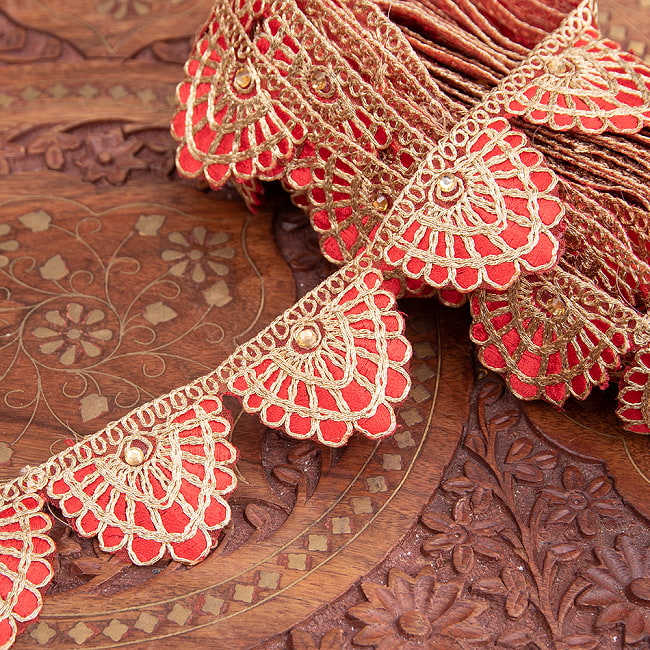 チロリアンテープ　メーター売 - 金糸が美しい　更紗模様のゴータ刺繍〔幅:約4cm〕 - ステンドグラス 9 - 2：レッド