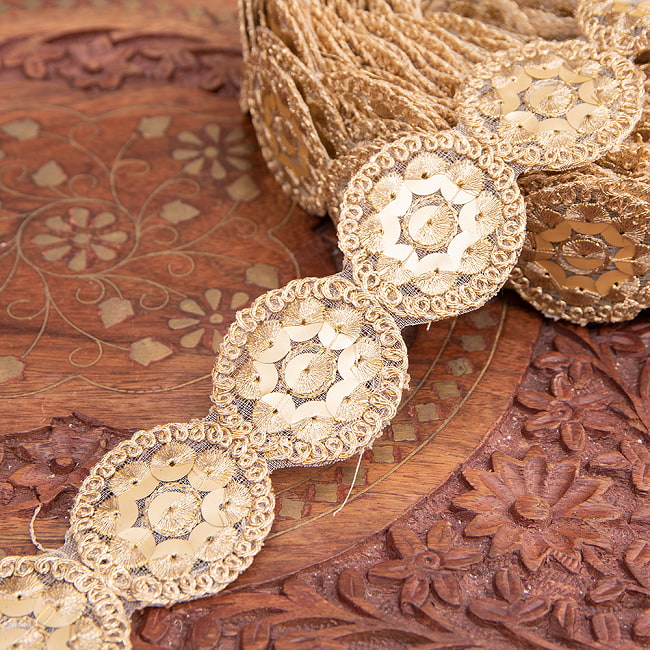 チロリアンテープ　メーター売 - 金糸が美しい　更紗模様のゴータ刺繍〔幅:約3.5cm〕 - サークル 8 - 1：ゴールド