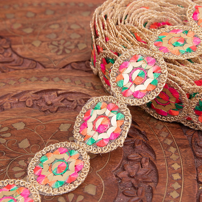 チロリアンテープ　メーター売 - 金糸が美しい　更紗模様のゴータ刺繍〔幅:約3.5cm〕 - サークル 9 - 2：マルチ