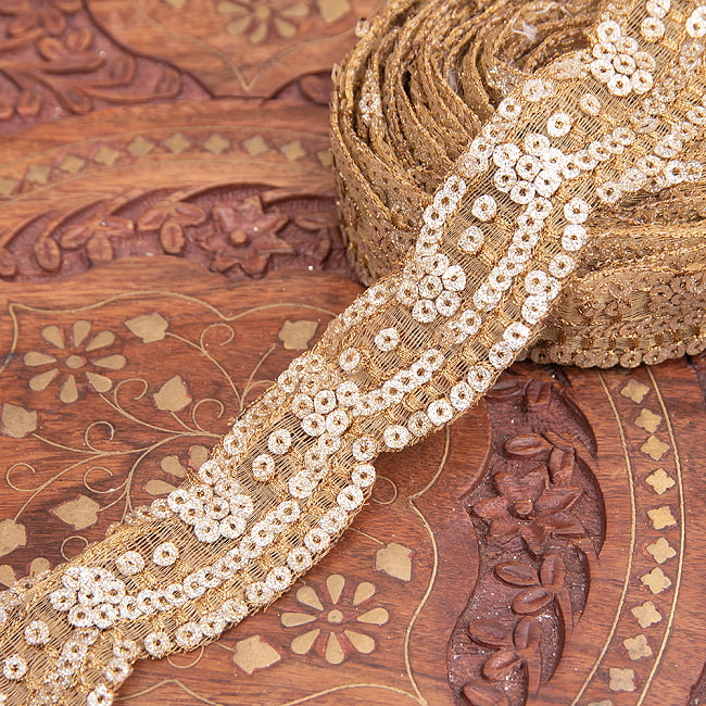 チロリアンテープ　メーター売 - 金糸が美しい　更紗模様のゴータ刺繍〔幅:約3cm〕 - ラメ付きスパンコールの写真1枚目です。インドではサリーの飾り付けなどに使われています。衣服以外にも、バッグやカーテンなどなど、様々な用途にご使用いただけます。Gota embroidery,刺繍,更紗,ラジャスタン,チロリアンテープ,手芸,花柄,エスニック,リボン,チロルテープ,手芸テープ,手芸用品