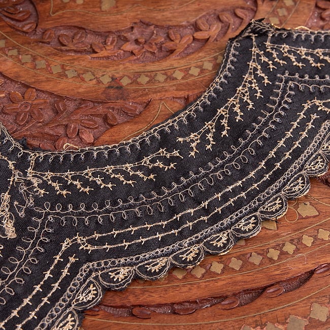 チロリアンテープ　メーター売 - 金糸が美しい　更紗模様のゴータ刺繍〔幅:約10cm〕 - 黒ベロア 5 - 裏面はこのようになっております